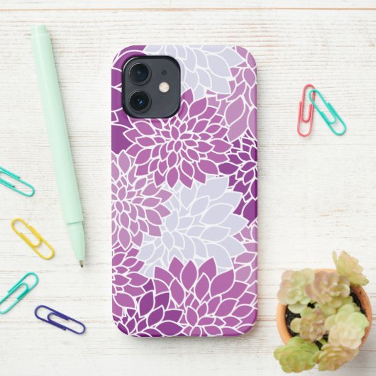 Coque iPhone 12 Fleurs Dahlia, Motif De Fleurs, Dahlia Violet (Sur le bureau)