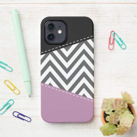 Coque iPhone 12 Gris Zigzag, Gris Chevron, Motif Zigzag, Violet (Sur le bureau)