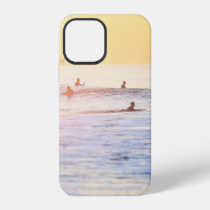 Coque iPhone 12 Les surfeurs sur la plage
