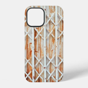 Coque iPhone 12 Les vieux panneaux de porte en fer sont rouillés.