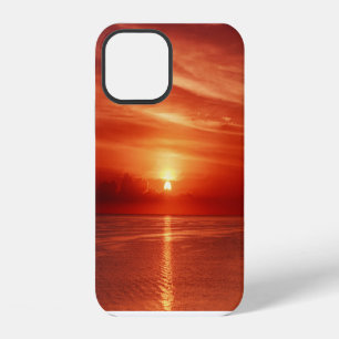 Coque iPhone 12 Lever de soleil coloré en mer, nuages dramatiques.