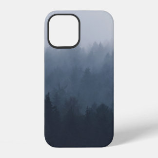 COQUE iPhone 12 MONTAGNE AVEC FORÊT DANS LE BROUILLON