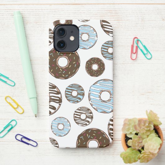 Coque iPhone 12 Motif De Donuts, Donuts Bleus, Donuts Brown (Sur le bureau)
