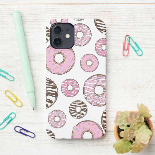 Coque iPhone 12 Motif De Donuts, Donuts Roses, Donuts Blancs (Sur le bureau)