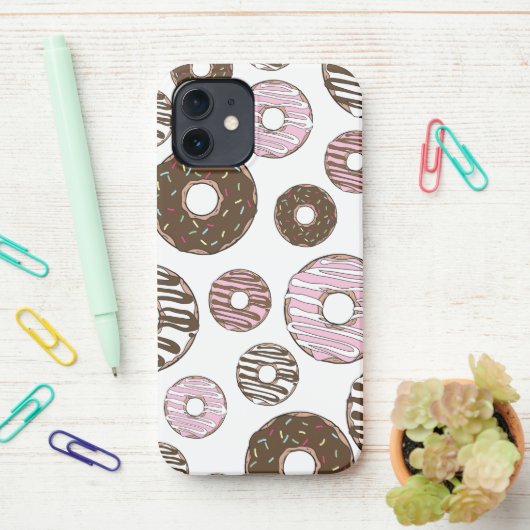 Coque iPhone 12 Motif De Donuts, Donuts Roses, Donuts Brown (Sur le bureau)