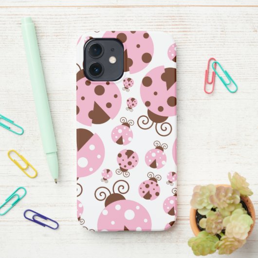 Coque iPhone 12 Motif De Ladybugs, Mignons Ladybugs, Pink Ladybugs (Sur le bureau)