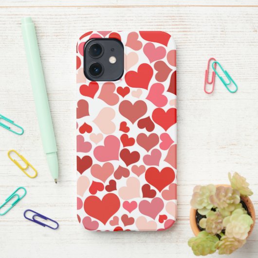 Coque iPhone 12 Motif Des Coeurs, Coeurs Rouges, Amour (Sur le bureau)