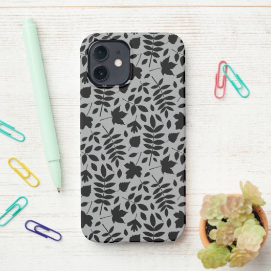 Coque iPhone 12 Motif Feuille tombé noir sur gris (Sur le bureau)