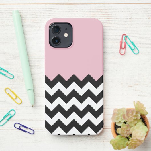 Coque iPhone 12 Motif Zigzag noir et blanc, Chevron, rose (Sur le bureau)