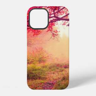 Coque iPhone 12 Paysage majestueux avec des arbres d'automne en fo