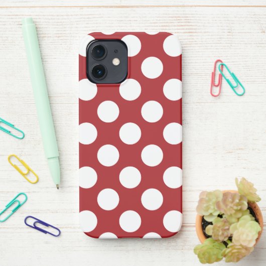 Coque iPhone 12 Pois rouges, Motif à points polka, points, pointil (Sur le bureau)