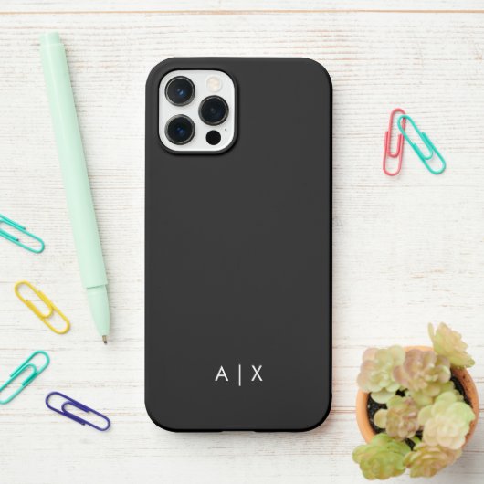 Coque iPhone 12 Pro Nom de couple simple monogrammé (Sur le bureau)