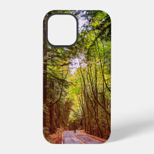 Coque iPhone 12 Pro Route humide à travers les arbres verts à l'automn