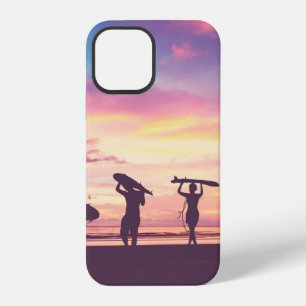 Coque iPhone 12 Silhouette de personnes surfeurs portant leur plan
