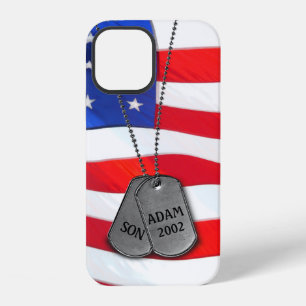Coque iPhone 12 Tags de chien militaire sur le drapeau américain