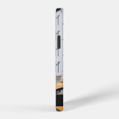 COQUE iPhone 12 TAXI JAUNE DEVANT MUR PEINT EN BLANC (Côté droit)