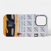 COQUE iPhone 12 TAXI JAUNE DEVANT MUR PEINT EN BLANC (Verso Horizontal)