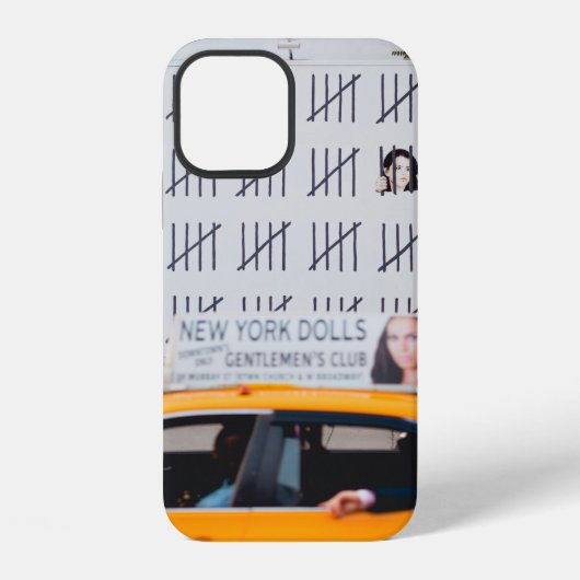 COQUE iPhone 12 TAXI JAUNE DEVANT MUR PEINT EN BLANC (Verso)