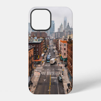 COQUE iPhone 12 VOITURES SUR ROUTE ENTRE IMMEUBLES DE GRANDE HAUTE