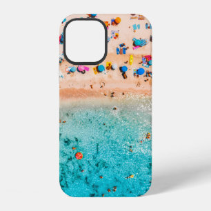 Coque iPhone 12 Vue aérienne d'une plage de sable avec des parasol