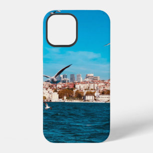 Coque iPhone 12 Vue d'Istanbul avec des mouettes par une journée c