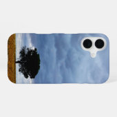 Coque iPhone 16 Arbre dans un champ vide (Verso Horizontal)