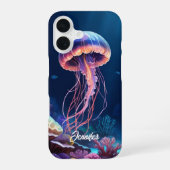 Coque iPhone 16 Art de méduse, nom en écriture blanche (Verso)