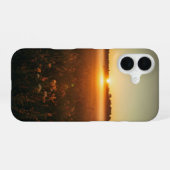 Coque iPhone 16 Aube vintage sur la prairie (Verso Horizontal)