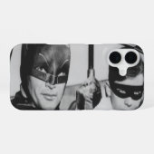 Coque iPhone 16 Batman et Robin dans Batmobile (Verso Horizontal)