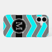 Coque iPhone 16 Bleu cyan, Gris, Chevron noir, Monogramme (Verso Horizontal)