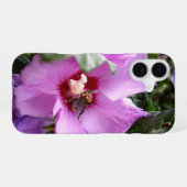 Coque iPhone 16 Bumblebebe sur la fleur d'Hibiscus (Verso Horizontal)