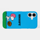 Coque iPhone 16 cacahuètes | Snoopy Football Kicker (Verso Horizontal)