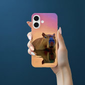 Coque iPhone 16 Capybara émergeant d'une étendue d'eau tranquille