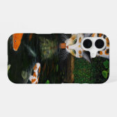 Coque iPhone 16 Chat calico et carpe koï (Verso Horizontal)
