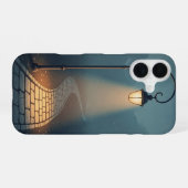 Coque iPhone 16 Chemin de la lampe du soir (Verso Horizontal)