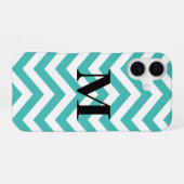 Coque iPhone 16 Chevron bleu avec monogramme (Verso Horizontal)