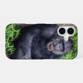 Coque iPhone 16 Chimpanzé dans les plantes vertes (Verso Horizontal)