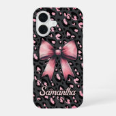 Coque iPhone 16 Coquette Imprimé Léopard Rose Chic Monogramme (Verso)