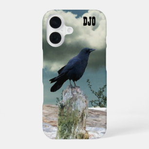 Coque iPhone 16 Corbeau sur du bois flotté vos initiales