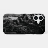 Coque iPhone 16 Crâne à ailes de pierre (Verso Horizontal)