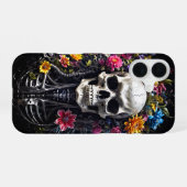 Coque iPhone 16 Crâne fleuri sur couverture noire (Verso Horizontal)