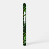 Coque iPhone 16 Eucalyptus sur fond vert foncé (Côté gauche)