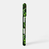 Coque iPhone 16 Eucalyptus sur fond vert foncé (Côté droit)
