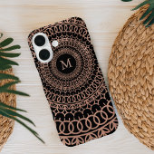 Coque iPhone 16 Faux or rose et noir mandala monogramme complexe