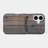 Coque iPhone 16 Fermeture de la clôture de séquoia patiné (Verso Horizontal)