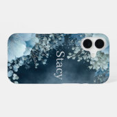 Coque iPhone 16 Fleurs Bleues & Nuages (Verso Horizontal)