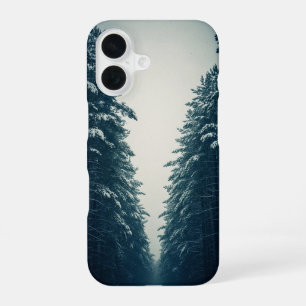 Coque iPhone 16 Forêt de pins enneigée vintage