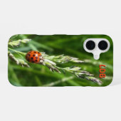 Coque iPhone 16 Ladybug sur l'herbe (Verso Horizontal)