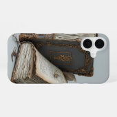 Coque iPhone 16 Le Secret de l'Archiviste (Verso Horizontal)