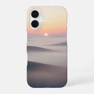 Coque iPhone 16 Lever de soleil vintage sur des collines brumeuses